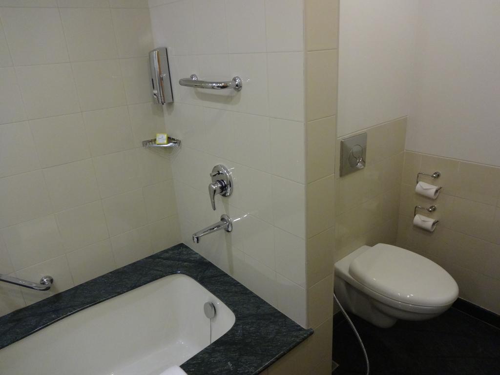 Lemon Tree Hotel, Gachibowli, Hyderabad Bilik gambar